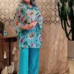 Túnica em Seda Indiana Estampada com Mangas Longas Decote Bordado Turquesa