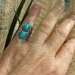 Anel Prateado Anatômico com 2 Pedras Gota Turquesa