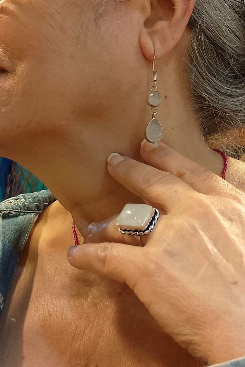 brinco-e-anel-em-alpaca-com-pedras-naturais-quartzo-rosa