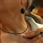 Brinco Prateado Oval Pedra Preta Padrão Onix