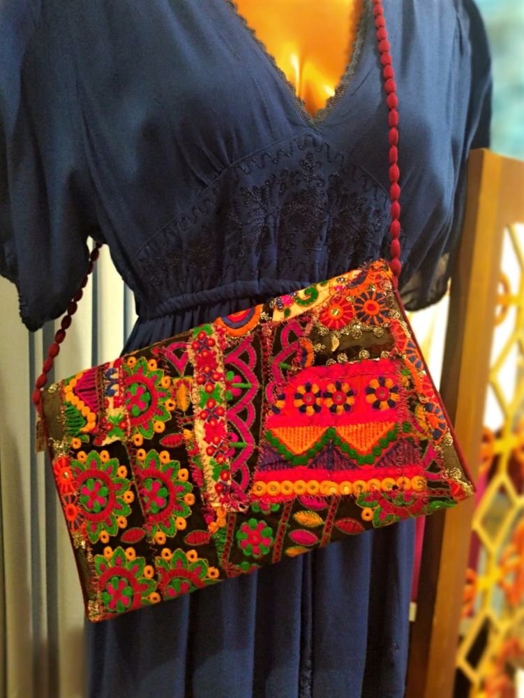 Bolsa Clutch Envelope Bordado Color