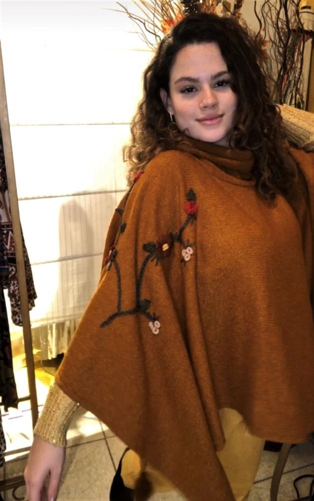 Poncho em Lã com Gola Rolê e Bordado Galhos Manual e Tassels Ocre