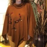 Poncho em Lã com Gola Rolê e Bordado Galhos Manual e Tassels Ocre