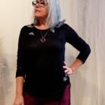 Blusa em Malha de Lã com Mangas Longas Customizada Flor Preta