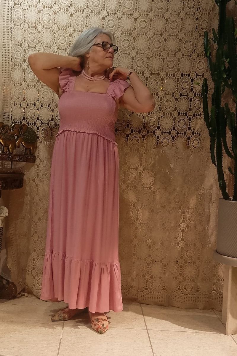 Vestido Longo em Viscose Corpo Lastex Alça Babado Rosa