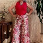 Calça Pantalona em Viscose Estampa Geométrica Cintura Alta Lastex e Faixa Vermelha e Off G