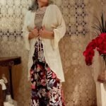 Kimono em Viscose com Decote em V e Renda e Mangas Longas Sino Off