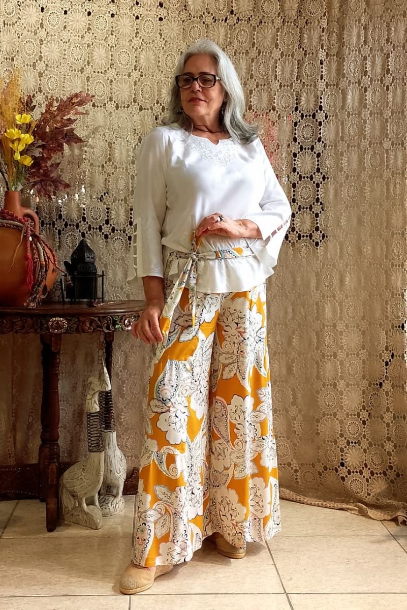 Calça Pantalona em Viscose Estampa Paisley Cintura Alta Lastex e Faixa Off e Mostarda M