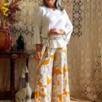 Calça Pantalona em Viscose Estampa Paisley Cintura Alta Lastex e Faixa Off e Mostarda M