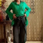 Túnica em Viscose Chemisie com Gola e Renda e Mangas Longas Sino Verde Bandeira