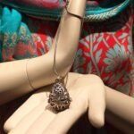 Colar Relicário Difusor Indiano Prateado Formato Gota