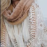 Blusa em Viscose Guipir com Mangas Longas e Laço Branca M