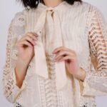 Blusa em Viscose Guipir com Mangas Longas e Laço Off White M