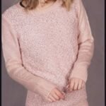 Blusa em Lã Boucle Pétalas nos Ombros com Mangas Longas Rosa Nude