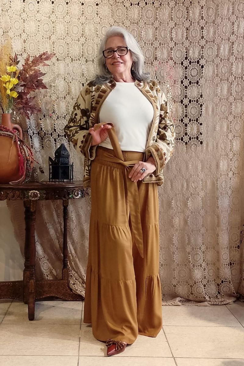 casaco-em-linh-rustico-todo-bordado-off-e-verde-musgo-e-calca-pantalona-lastex-camelo11 – Copia