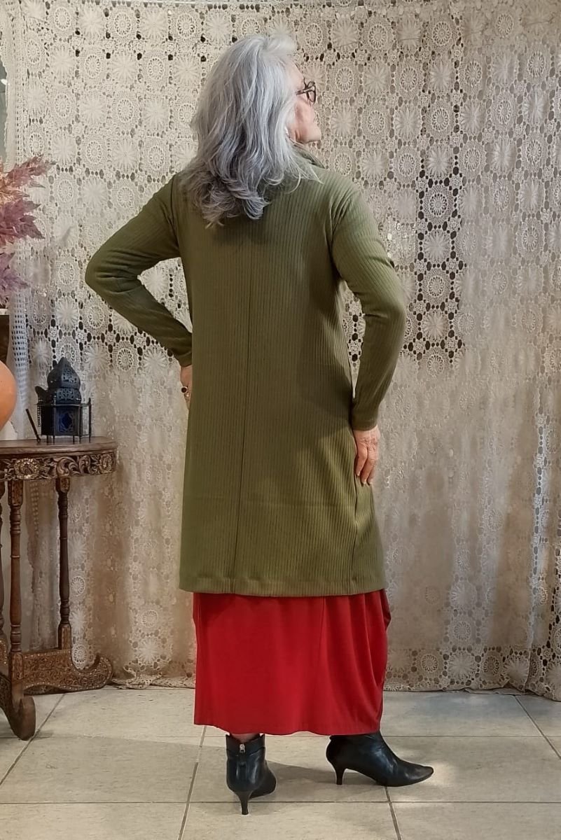 vestido-midi-em-malha-prime-com-mangas-curtas-pinhao4