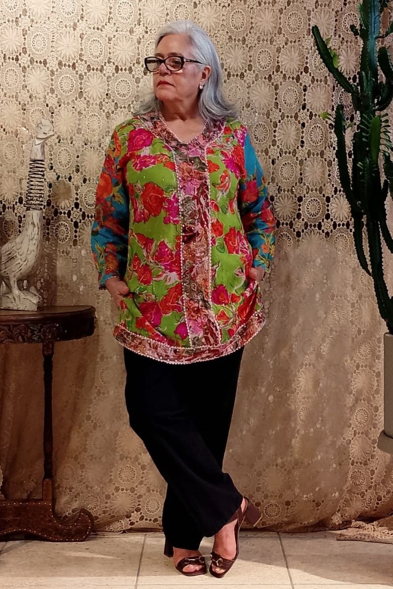 Tunica em Algodão Decote V com Mangas Longas Bordada e Estampa Floral G Verde G