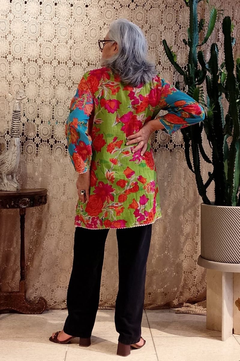 Tunica em Algodão Decote V com Mangas Longas Bordada e Estampa Floral G Verde G