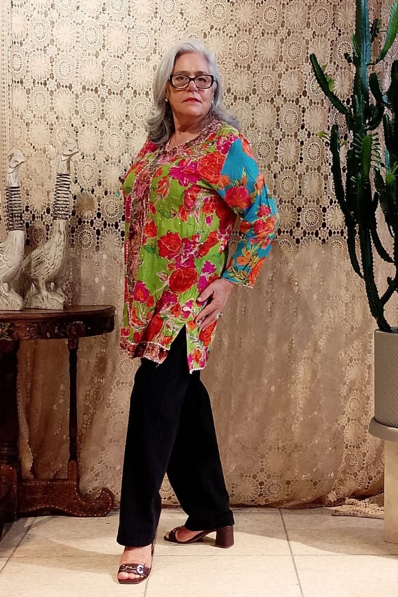 Tunica em Algodão Decote V com Mangas Longas Bordada e Estampa Floral G Verde G