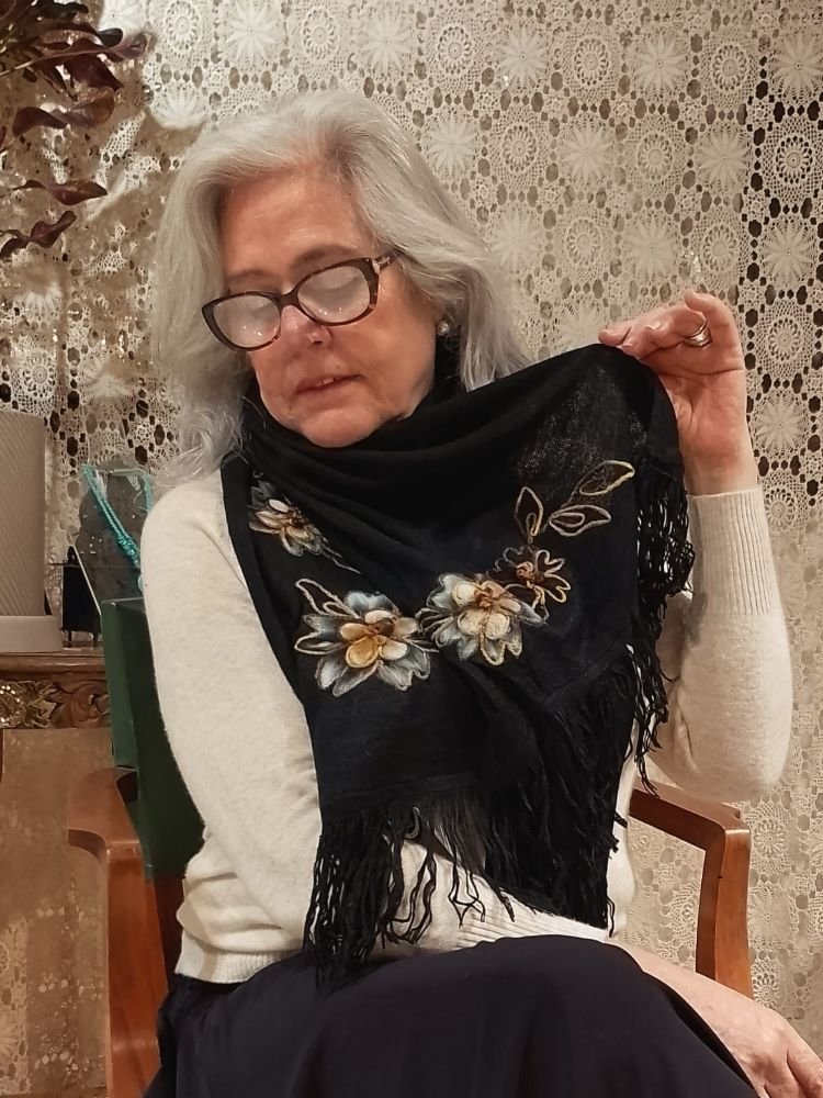 pashmina-em-la-com-bordados-na-lateral-cor-preta3
