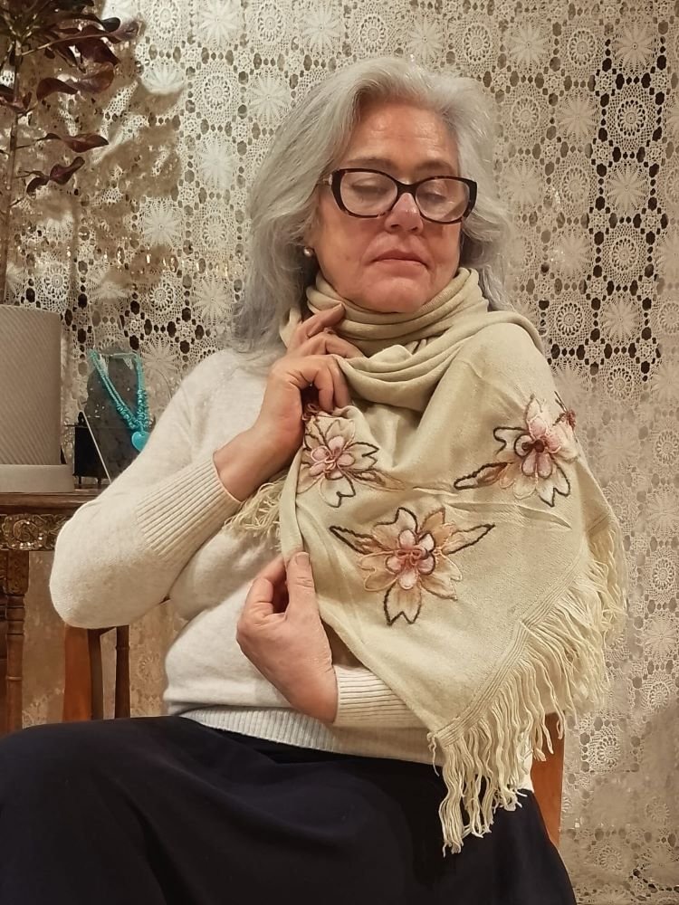 pashmina-em-la-com-flor-na-lateral-na-cor-bege pashmina-em-la-com-flor-na-lateral-na-cor-bege