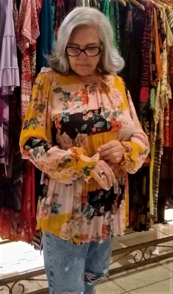 Bata em Crepe Estampado Decote Redondo Lastex e Mangas Longas Amarela G