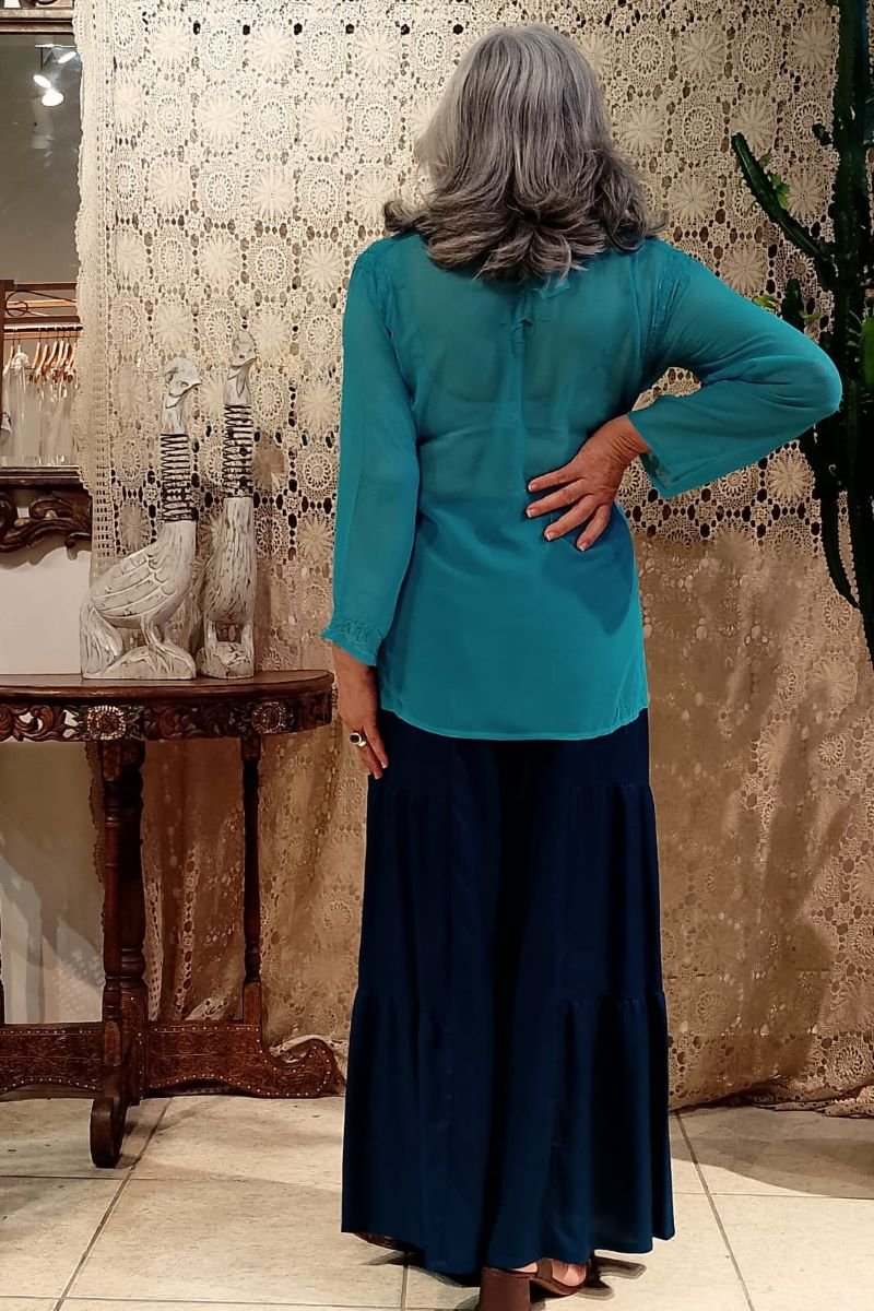 Bata em Crepe Tradicional Bordado Sombra com Mangas Longas Turquesa G Bata em Crepe Tradicional Bordado Sombra com Mangas Longas Turquesa G