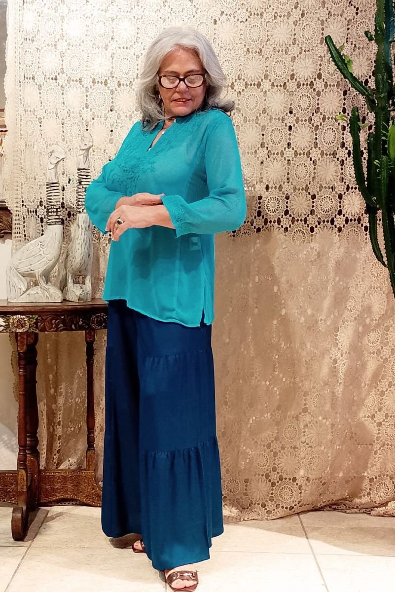 Bata em Crepe Tradicional Bordado Sombra com Mangas Longas Turquesa G