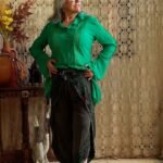 Túnica em Viscose Chemisie com Gola e Renda e Mangas Longas Sino Verde Bandeira