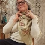 Pashmina em Lã com Bordado Flor Bege