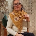 Pashmina em Lã com Bordado Flor Caramelo
