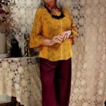 Bata em Viscose Patchwork com Meias Mangas Sino Gola Padre Decote Mostarda M
