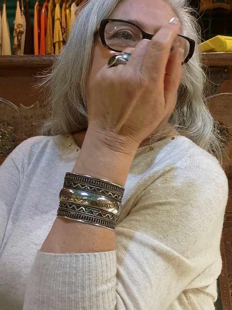 bracelete-em-metal-prateado-e-abaulado-indiano-e-boho5