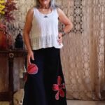 Calça em Algodão Nepalesa Pala Alta e Aplicação de Flor Preta P