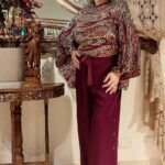 Bata Cashequer em Seda Indiana com Mangas Sino Vinho e Off
