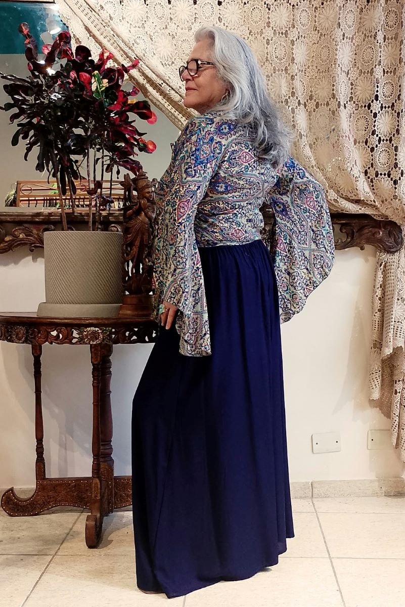 blusa-cachequer-em-seda-indiana-com-mangas-sino-estampa-off-e-azul-e-calca-pantalona-ampla-marinho