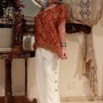 Bata Kaftan Curta em Seda Indiana com Decote V Estampa Floral Terracota
