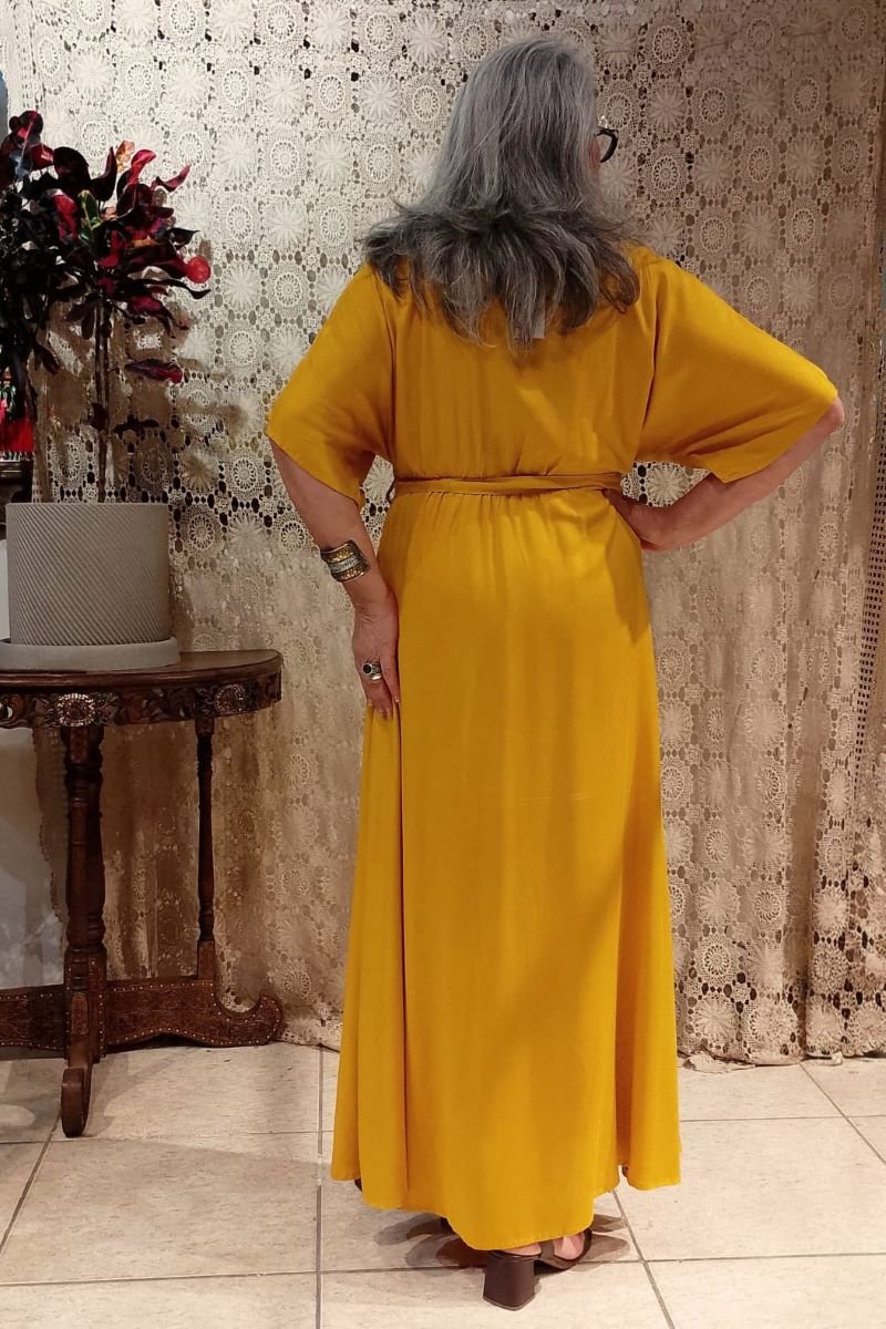 vestido-longo-em-viscose-com-mangas-morcego-bordado-colors-mostarda6