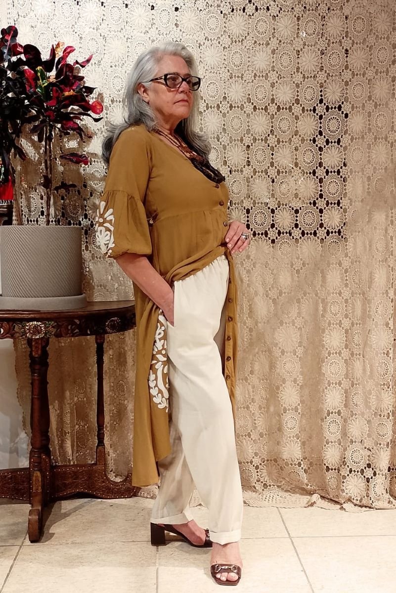 vestido-midi-em-viscose-com-meias-mangas-bordado-em-la-off-caramelo-com-calca-algodao-off7